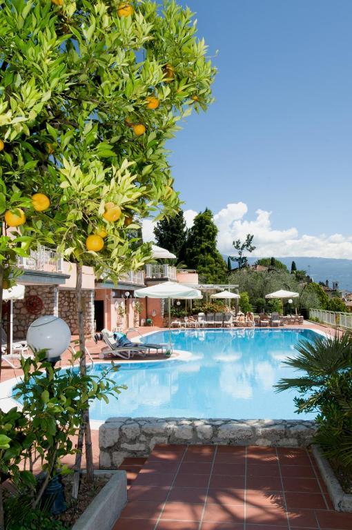 Hotel Villa Florida Suites & Suite Apartments Gardone Riviera Room photo